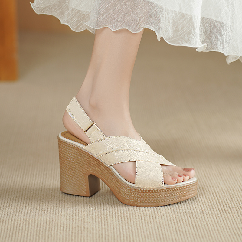 Open-toed thick-soled heeled sandals for women wearing soft leather straps and fashionable shoes for summer small high heels